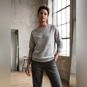 Women's Grey Adidas Logo Crewneck Sweatshirt - Oversized Streetwear!